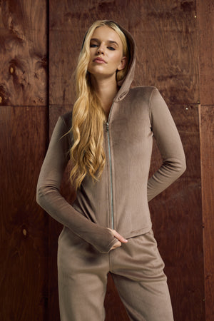 Облягаючий костюм із прямими штанами