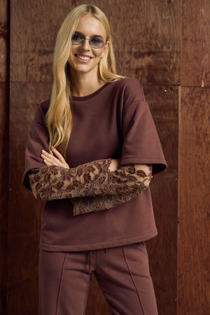 Костюм з мереживними рукавами